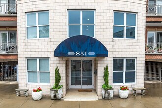 851 Condominiums in Winston-Salem, NC - Foto de edificio - Building Photo
