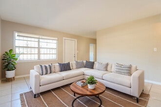 625 58th St S in Gulfport, FL - Foto de edificio - Building Photo