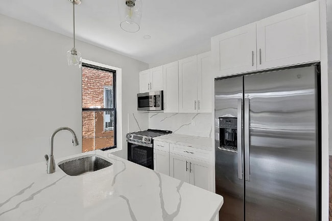 694 Ashford St in Brooklyn, NY - Building Photo - Building Photo
