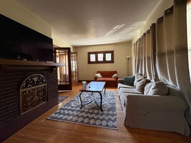 921 E Burlington St in Iowa City, IA - Building Photo - Building Photo