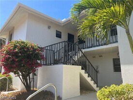 513 Lake Louise Cir in Naples, FL - Building Photo