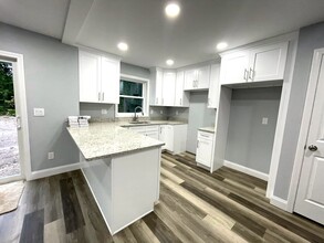 98 Brookfield in Hartford, CT - Building Photo - Interior Photo