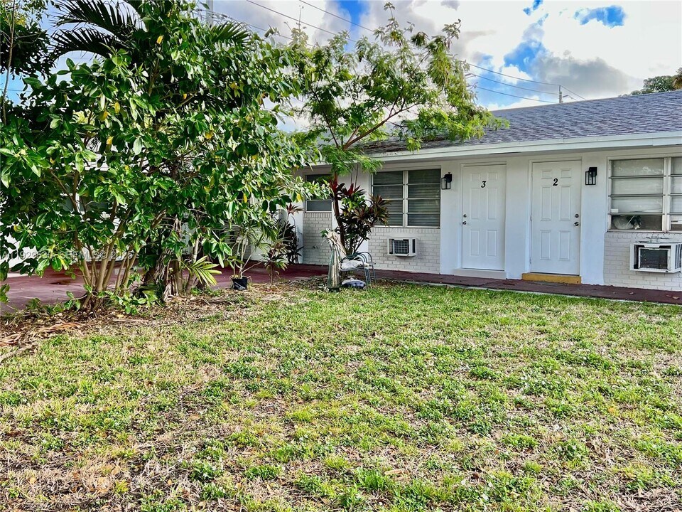 1859 Wiley St in Hollywood, FL - Building Photo