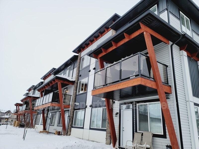 446 Allard Blvd SW in Edmonton, AB - Building Photo