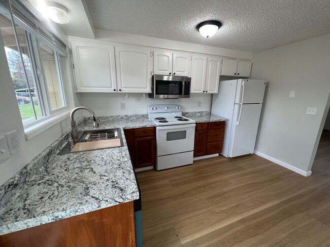 3100 Juanipero Way in Medford, OR - Building Photo - Building Photo