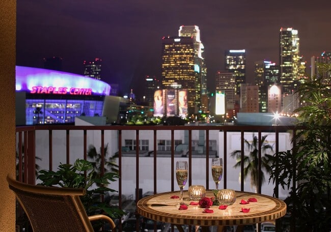 City Lights on Fig in Los Angeles, CA - Foto de edificio - Building Photo