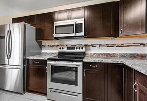 8460 NW 40th St in Coral Springs, FL - Building Photo