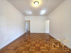 43-30 46th St in Queens, NY - Foto de edificio - Building Photo