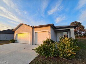 9011 Penny Cir in La Belle, FL - Building Photo