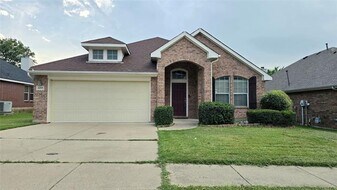 4255 Fall Creek Dr in Grand Prairie, TX - Building Photo