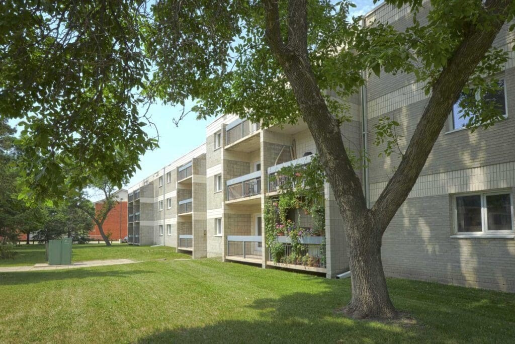 1000 Markham Rd in Winnipeg, MB - Building Photo