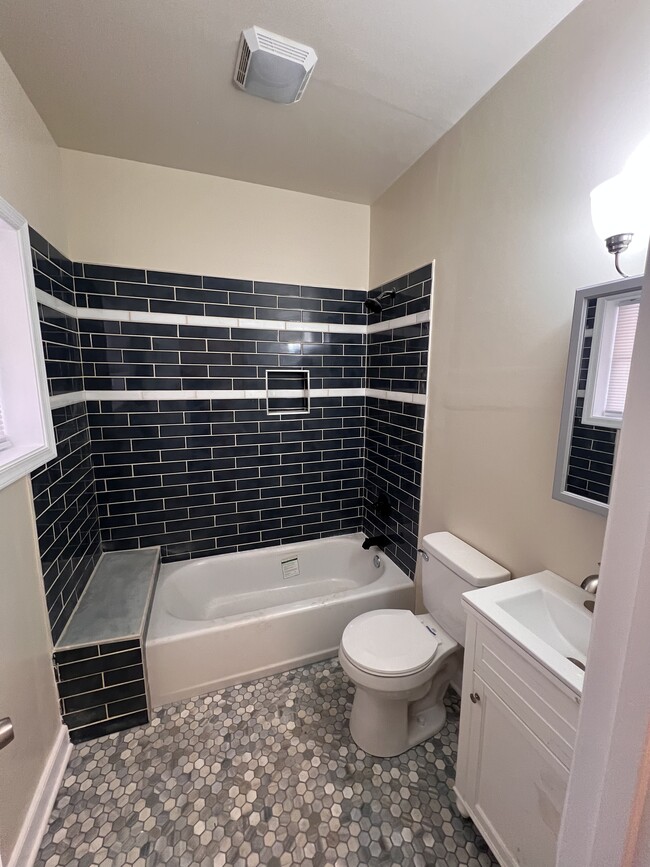 1005 W High St in Petersburg, VA - Foto de edificio - Building Photo