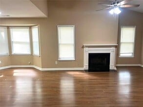 8114 Woodlake Dr in Riverdale, GA - Foto de edificio - Building Photo