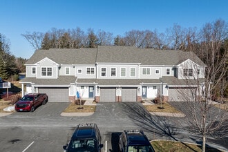 Highcroft Townhomes in Weatogue, CT - Building Photo - Building Photo