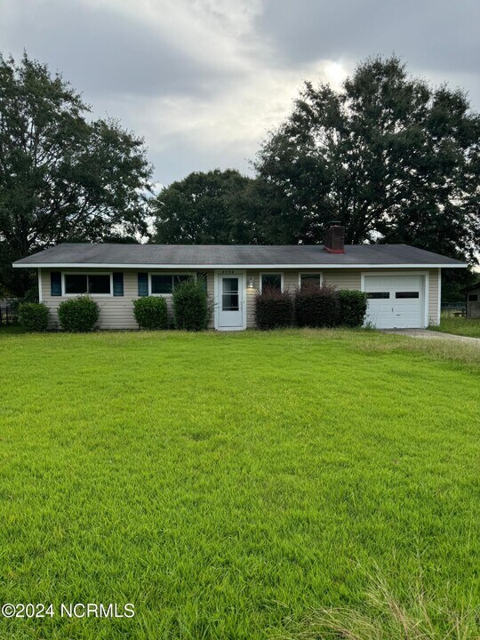 2005 Oakwood Dr in Jacksonville, NC - Foto de edificio