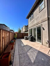 2318 Spitfire Way in Sacramento, CA - Building Photo - Building Photo