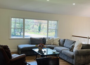 490 W Hill Rd in Stamford, CT - Building Photo - Building Photo