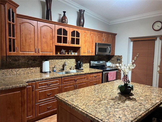 7667 NW 182nd Ln in Hialeah, FL - Building Photo - Building Photo