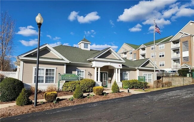 98 Mill St in Woonsocket, RI - Foto de edificio - Building Photo