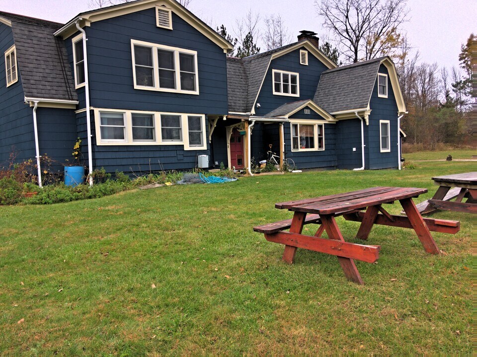 73 Air Park Rd in Shelburne, VT - Building Photo