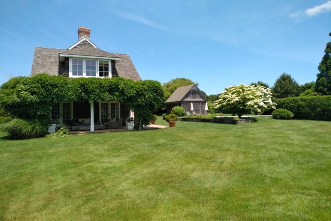 303 Sagg Main St in Sagaponack, NY - Building Photo - Building Photo