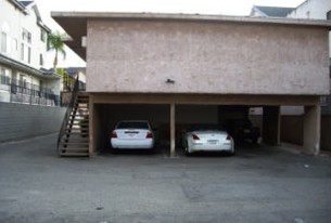 5229 Cartwright Ave in North Hollywood, CA - Foto de edificio - Building Photo