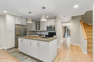 1340 N La Salle Dr, Unit 411 in Chicago, IL - Building Photo - Building Photo