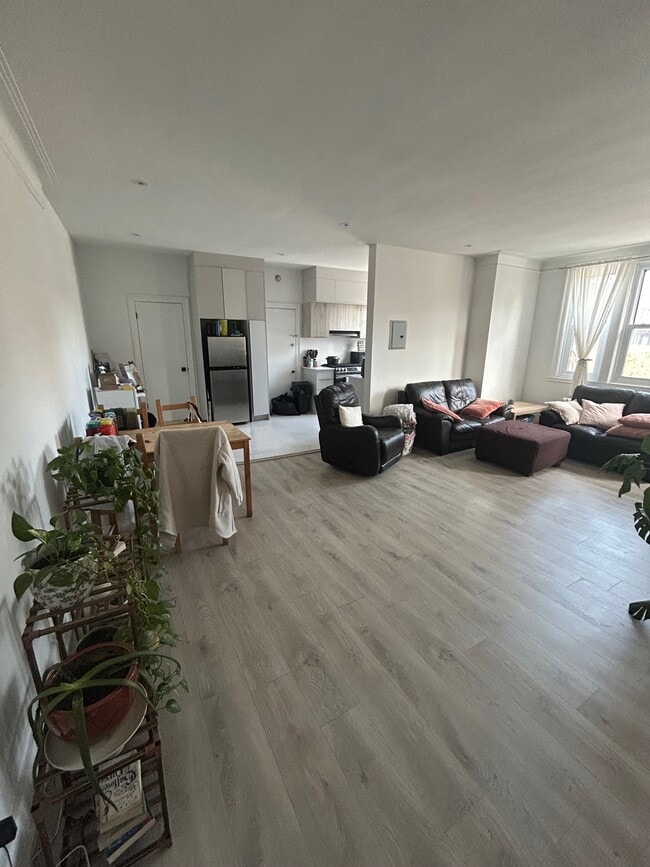 property at 5550 De La Côte-Saint-Luc Ch