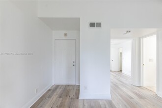 4088 N Pine Island Rd in Sunrise, FL - Building Photo - Building Photo