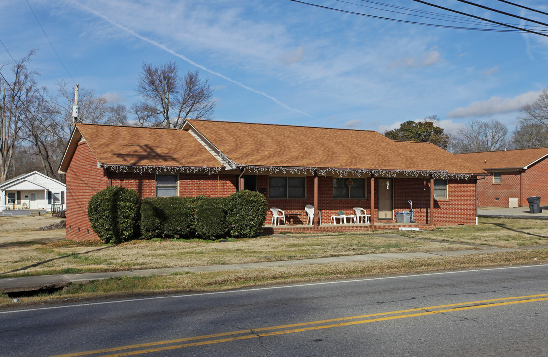 302-306 E Trade St in Dallas, NC - Building Photo