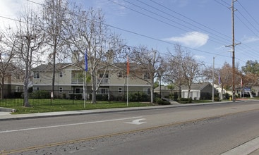 Citrus Court Apartments in Escondido, CA - Foto de edificio - Building Photo