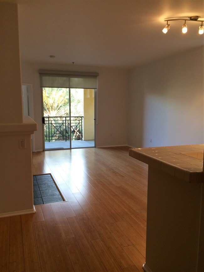 13075 Pacific Promenade, Unit 319 in Los Angeles, CA - Foto de edificio - Building Photo
