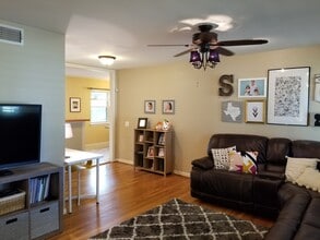 10454 Lanshire Dr in Dallas, TX - Foto de edificio - Building Photo