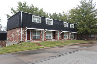 Villa St Cyr Apartments in St. Louis, MO - Building Photo - Primary Photo