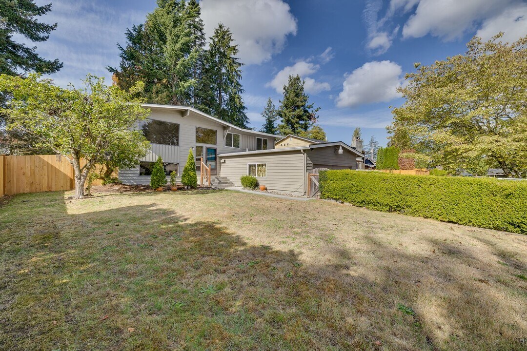 16741 NE 6th St in Shoreline, WA - Building Photo