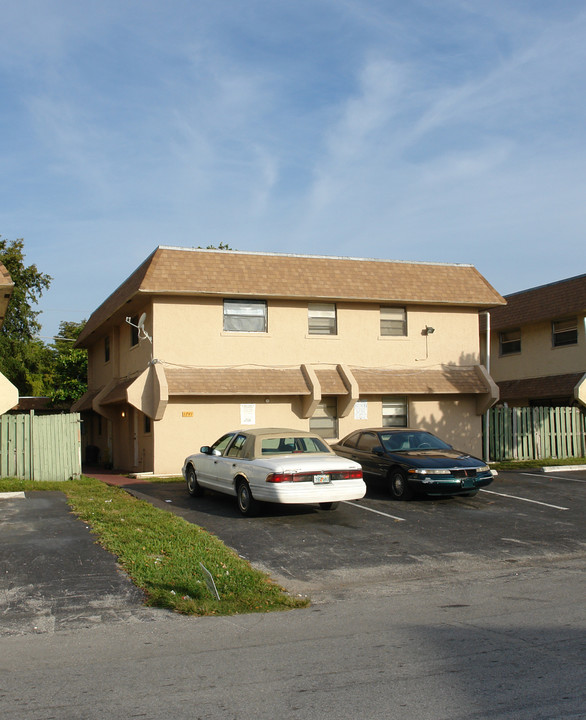 1741-1751 SW 40th Ter in Fort Lauderdale, FL - Building Photo