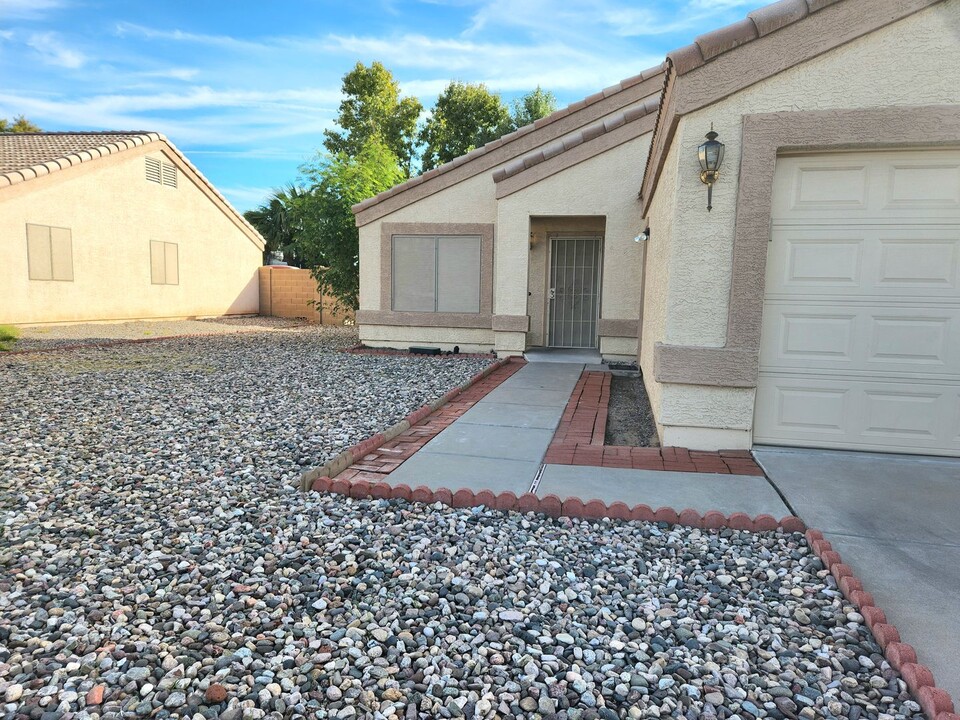 8425 W Monterey Way in Phoenix, AZ - Building Photo