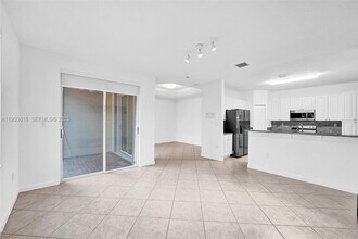 11348 NW 73rd Terrace in Doral, FL - Foto de edificio - Building Photo