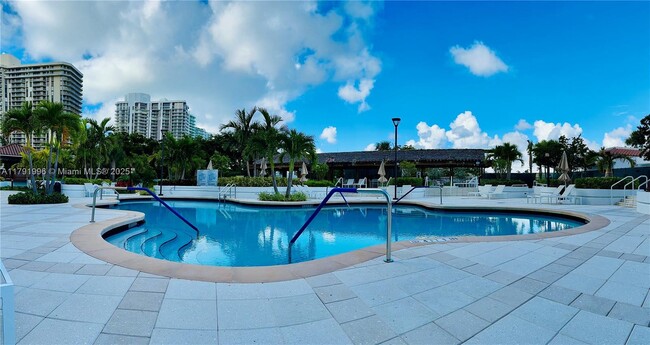 20281 E Country Club Dr in Aventura, FL - Building Photo - Building Photo