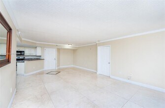 2351 Douglas Rd, Unit 607 in Miami, FL - Foto de edificio - Building Photo