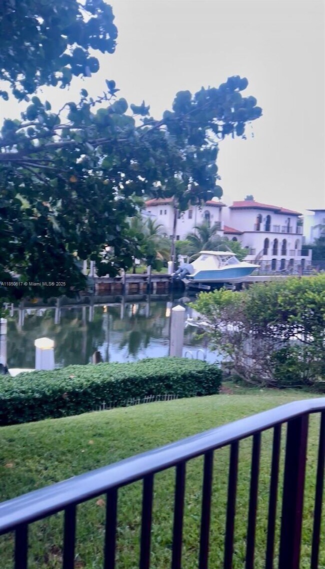 6855 Edgewater Dr in Coral Gables, FL - Building Photo - Building Photo