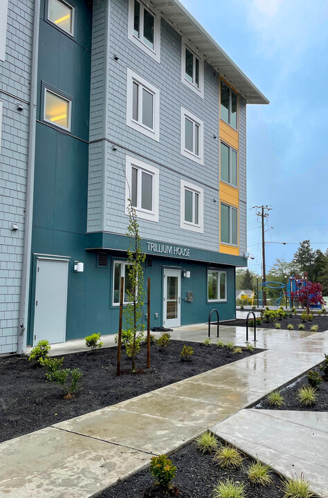 Trillium House Apartments in Warrenton, OR - Foto de edificio