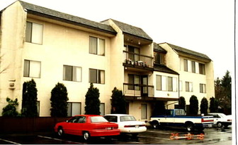 Tiffany Apartments in Renton, WA - Building Photo