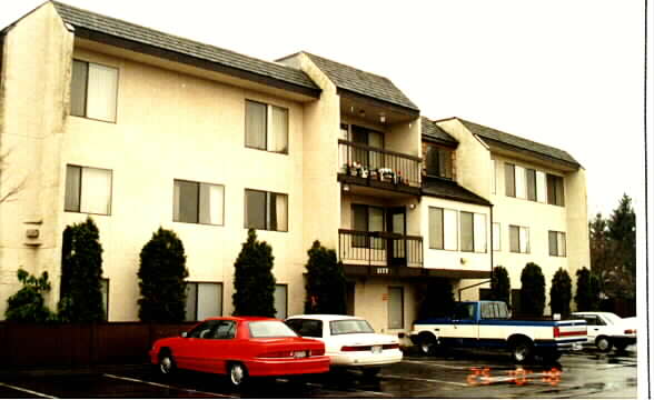 Tiffany Apartments in Renton, WA - Building Photo