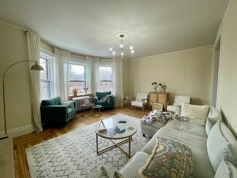 11 Euston St, Unit 3 in Brookline, MA - Building Photo