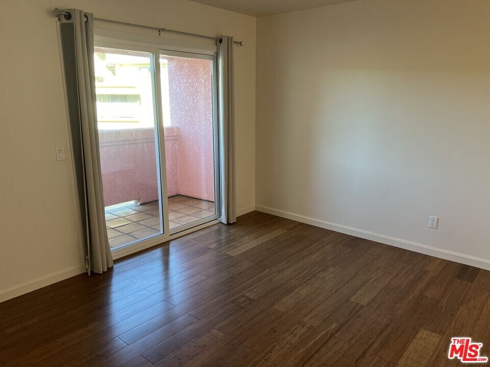 4810 S La Brea Ave in Los Angeles, CA - Building Photo
