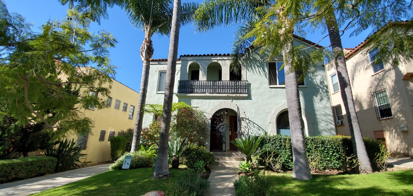 1333 1/2 S Cloverdale Ave in Los Angeles, CA - Building Photo