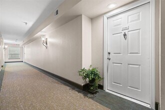 2323 Feather Sound Dr in Clearwater, FL - Building Photo - Building Photo