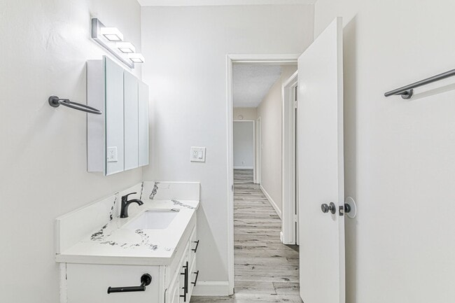 125 E Spring St, Unit 09 in Long Beach, CA - Building Photo - Building Photo