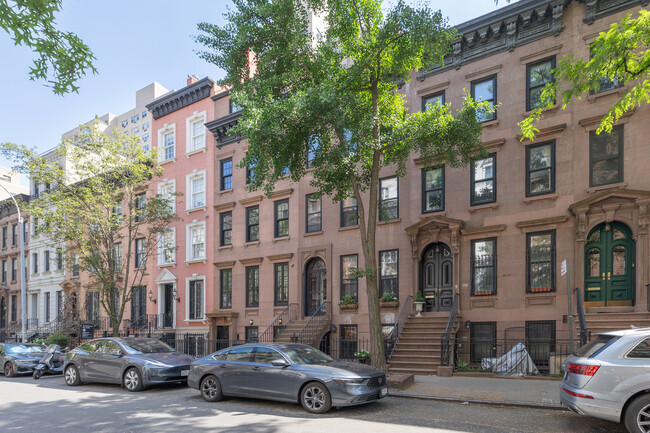 512 E 87th St in New York, NY - Foto de edificio - Building Photo